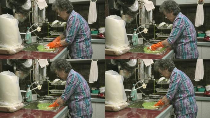 奶奶正在厨房洗碗。