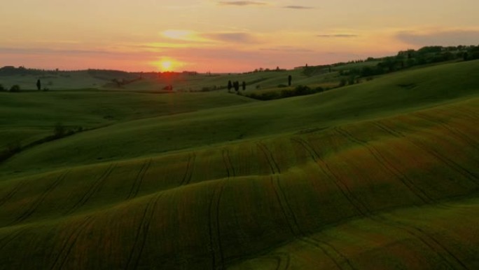 镜头 -- 日落时分，意大利托斯卡纳风景的美丽鸟瞰图