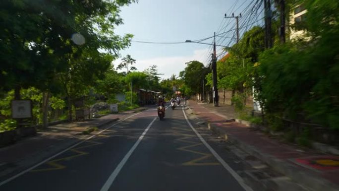 晴天巴厘岛金巴兰区踏板车公路旅行背面pov全景4k印度尼西亚