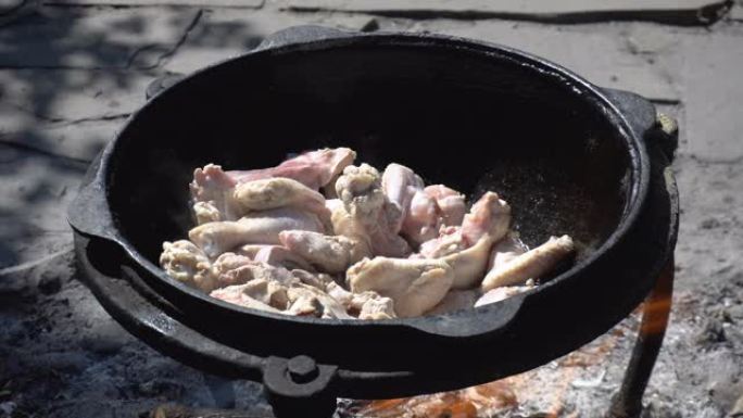 鸡肉在大锅中开火炸