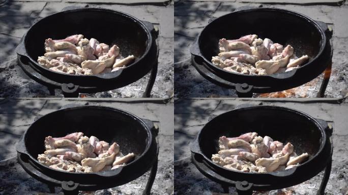 鸡肉在大锅中开火炸