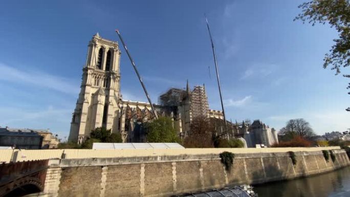 塞纳河上的一艘观光船经过正在重建中的巴黎圣母院
