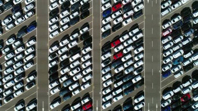 停在倾斜停车位的汽车 -- 4k以上的鸟瞰图