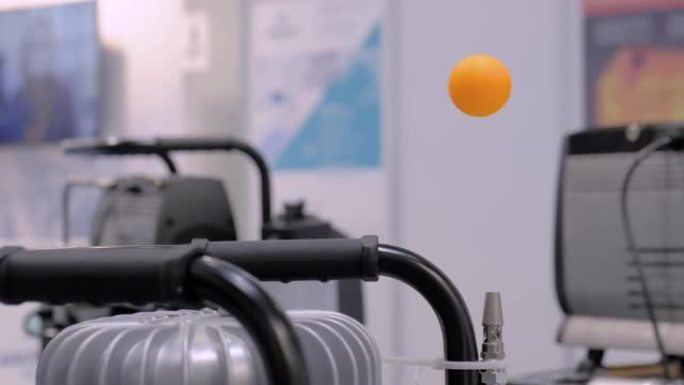 平衡悬挂在科学博物馆气流中的乒乓球-特写