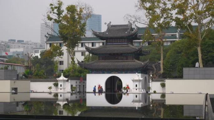 南京市中心著名老城寺庙广场池塘慢动作全景4k中国