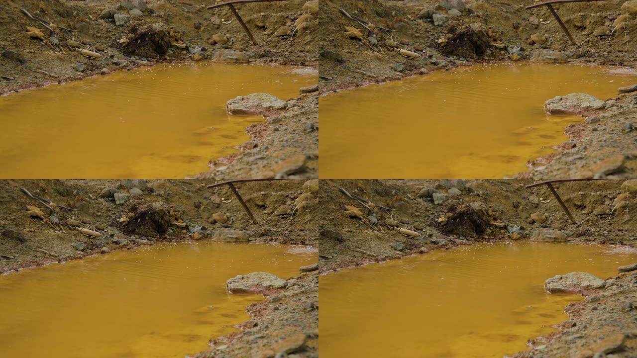 被污染的黄色矿井水在废弃矿井中流动