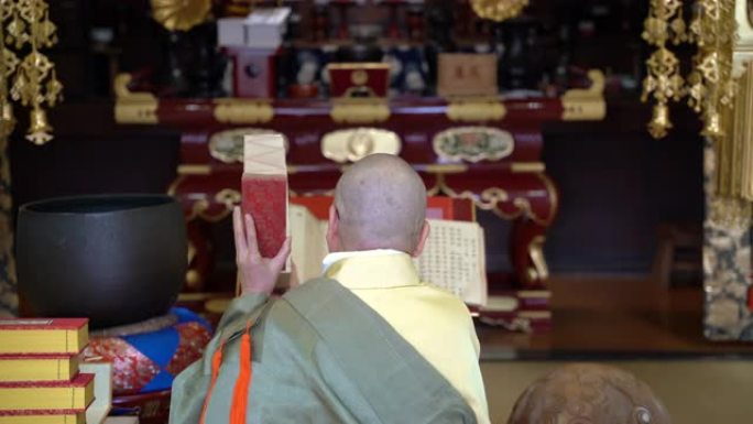 日本僧侣在寺庙祈祷