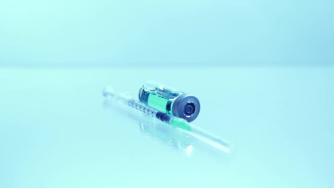 疫苗小瓶与无菌针头注射器。抗冠状病毒疫苗的医学研究开发和生产概念，COVID 19。制药行业的药物和