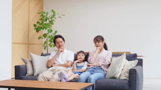 亚洲家庭在沙发上思考