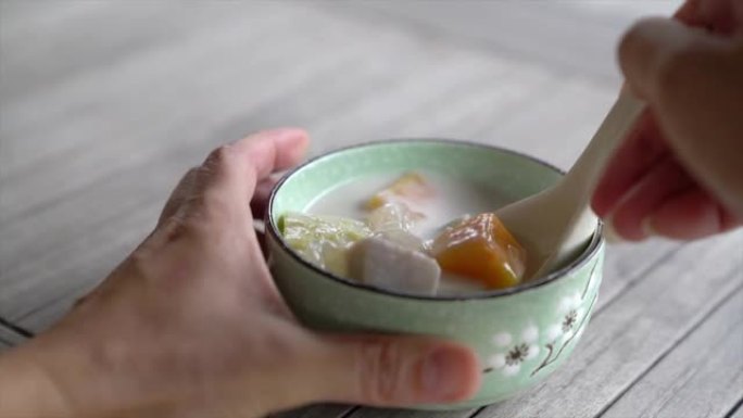 Bubur Cha，一种马来西亚传统甜品汤。这是马来西亚流行的椰子甜点，包括山药，芋头，红薯和珍珠西