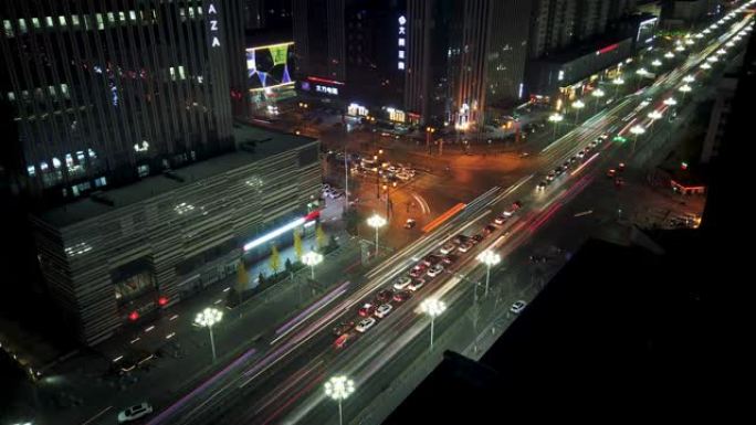 在熙熙攘攘的中国城市，夜晚繁忙的十字路口的时光倒流。