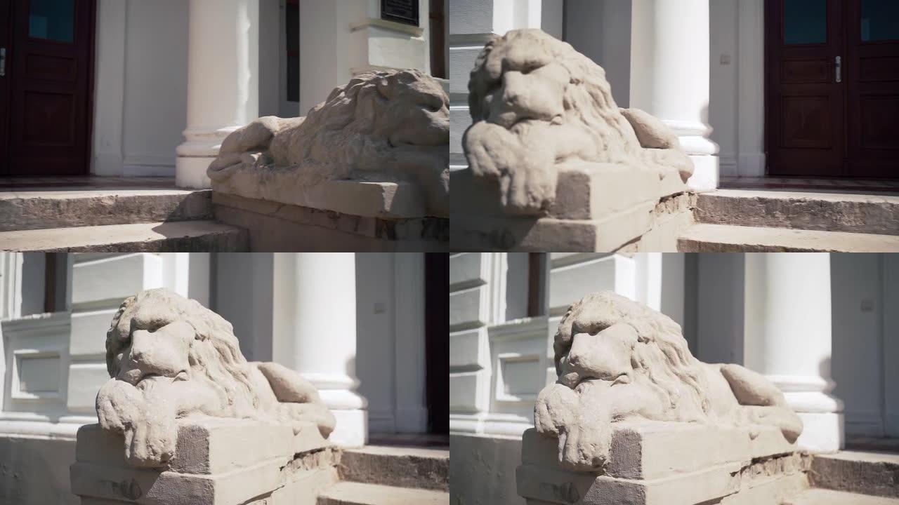 市中心图书馆内的狮子雕像