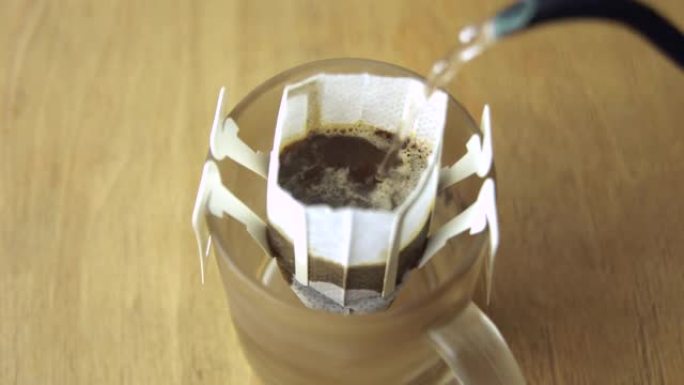 用滴漏咖啡包准备早餐咖啡。
