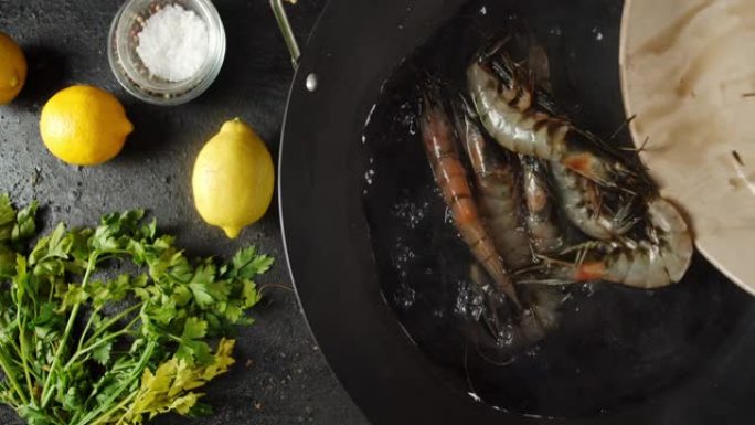 在热水锅里放生虾。