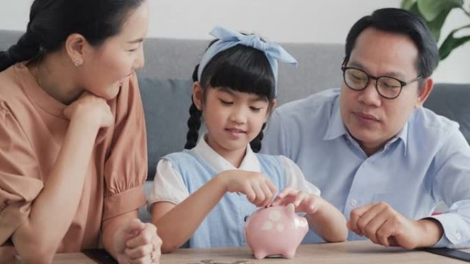 父亲和母亲教女儿存钱，把硬币放进存钱罐。