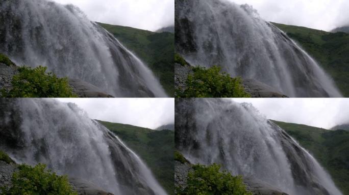 北高加索山区强大的嘈杂阿里贝克瀑布，多姆拜
