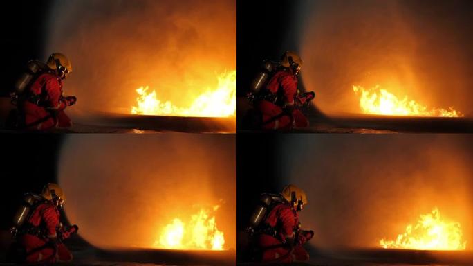 消防员在夜间使用灭火器水进行火灾