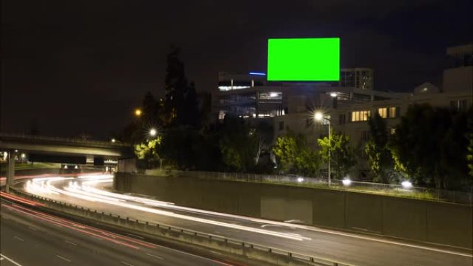 绿色屏幕的城市街道广告牌支架。时间流逝，高速公路上的汽车