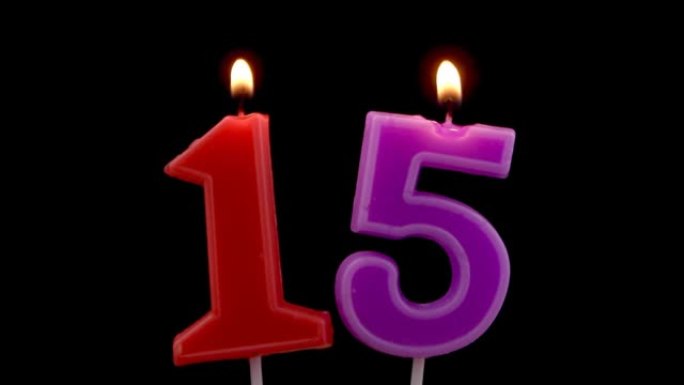 黑色背景上的生日蜡烛，编号15