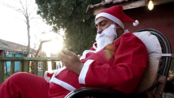 圣诞老人独自在家通过智能手机写信息