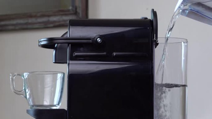 将纯净水倒入胶囊咖啡机中。