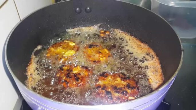 卓别利烤肉串在油中煎炸，特写镜头。