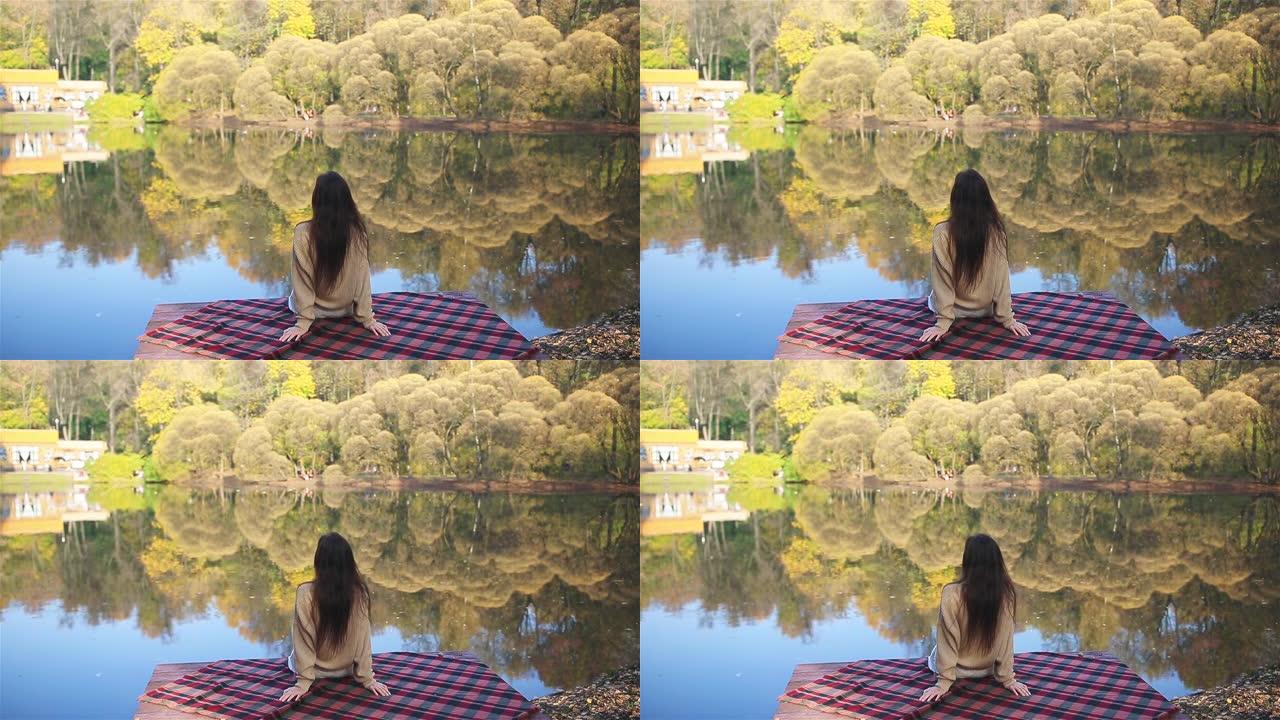 秋天公园里的美女在湖上放松