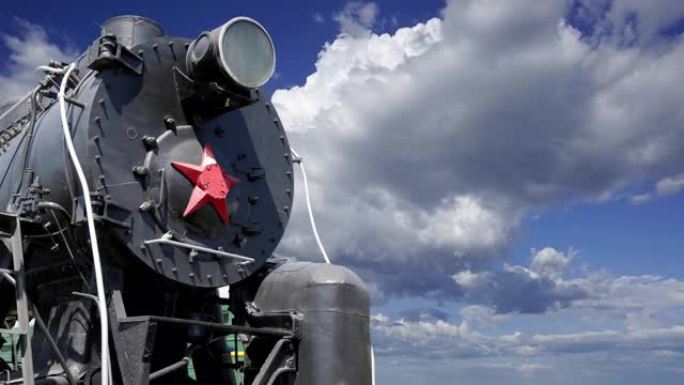 古老的蒸汽机车对抗移动的云层，俄罗斯莫斯科