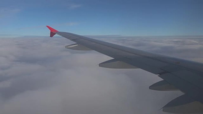 机翼飞机进入云层