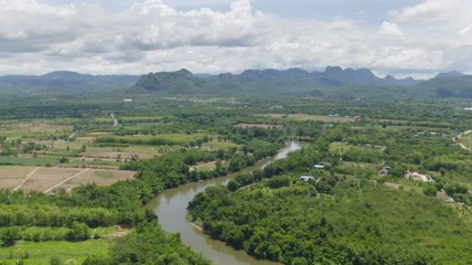 有湖泊或河流的青山。泰国碧差汶的自然景观背景。