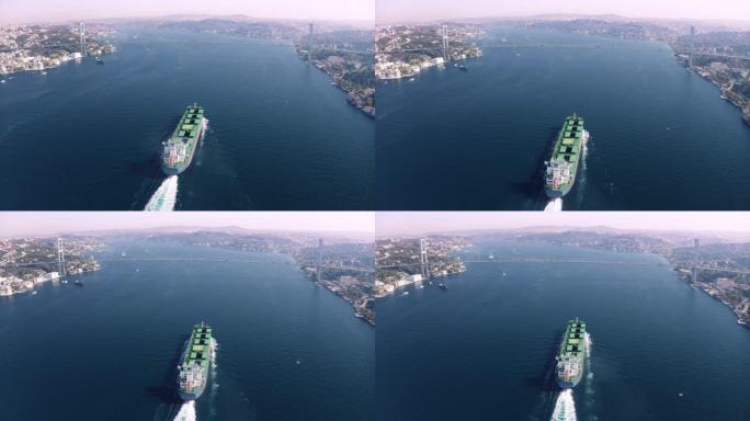在博斯普鲁斯海峡通过的大型散货船-鸟瞰图