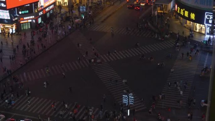 夜间照明长沙市市中心著名拥挤人行横道屋顶顶下全景4k中国