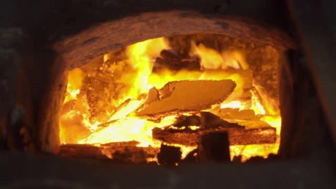 火。红色壁炉和框架燃烧的木头，在炉子里放煤，以提供温暖，热量和烟雾。露营。