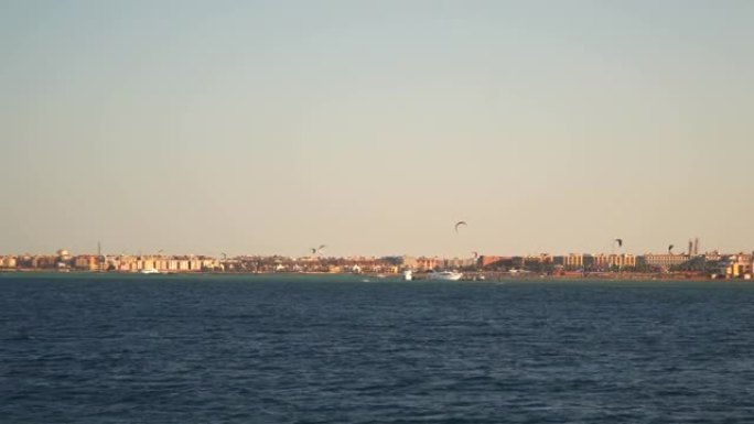 在红海海岸附近做风筝冲浪的人。