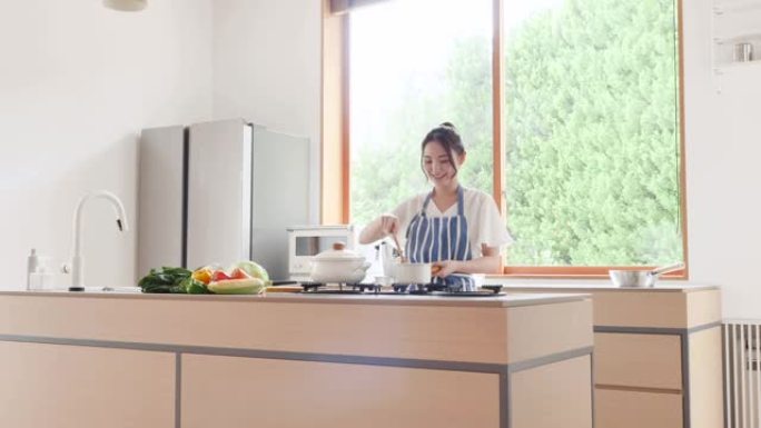 亚洲妇女在家做饭居家干活的人厨师做饭家庭