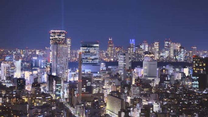 摩天大楼两旁的城市夜景