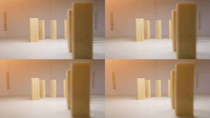 木块是堆叠的。用于多米诺骨牌游戏。阳光的动画。缩小镜头。所有块都是直立的。重点在后方。