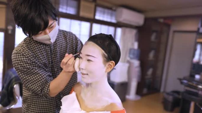 员工向客户申请特殊的 “maiko” (培训中的艺妓) 化妆-第2部分，共2部分