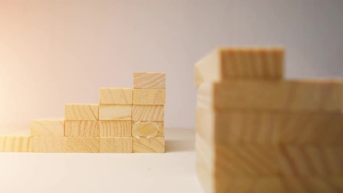 木块是堆叠的。用于多米诺骨牌游戏。阳光的动画。卡车从右向左射击。堆叠成楼梯的形状。重点在后方。