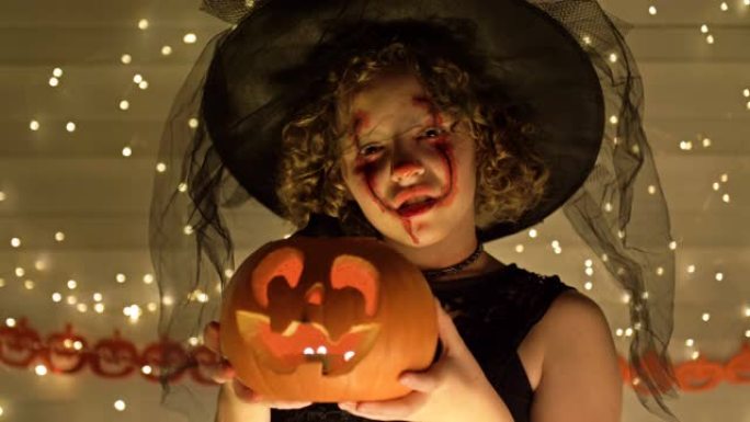 一个十几岁的女孩的肖像打扮成女巫，脸上妆容吓人。女孩手里拿着一个南瓜灯。深金色背景。万圣节