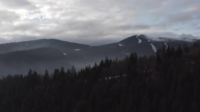 鸟瞰图。阴天秋日神秘的山景。高地的雾森林。自然背景。喀尔巴阡山脉。多云灰色的冬季景观