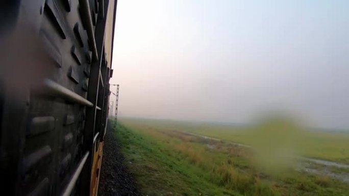 火车运行从不同的独特视角拍摄窗口视图
