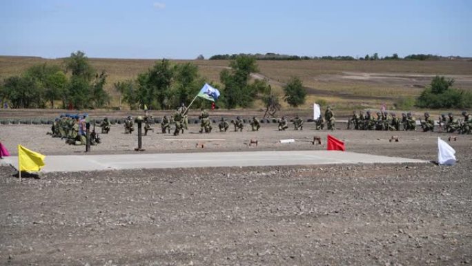 空降兵在桑贝克高地训练场展示他们的技能