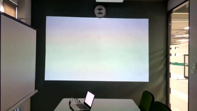 在会议室测试投影仪图像。