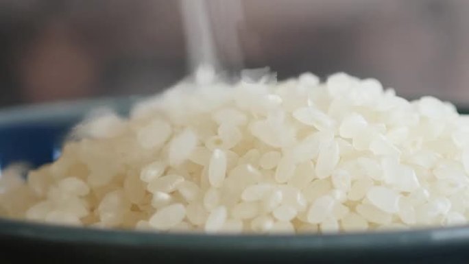 精米。碗里新鲜生米的特写视频。