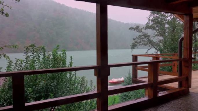 山湖倾盆大雨