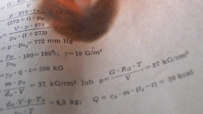 用数学公式和方程式燃烧旧纸张