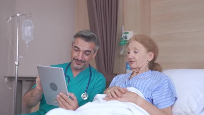 医生用平板电脑与高级患者交谈