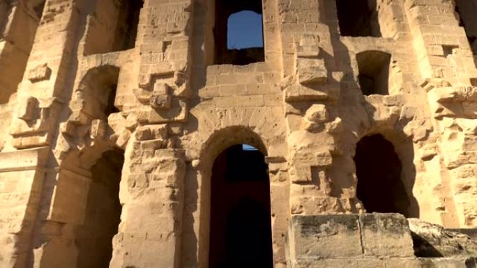 从下往上看圆形剧场立面的全景。古罗马遗址。位于突尼斯El Jem的古代圆形剧场。历史地标。
