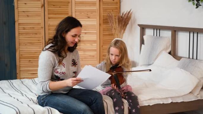 一个拉小提琴的小女孩的家庭课